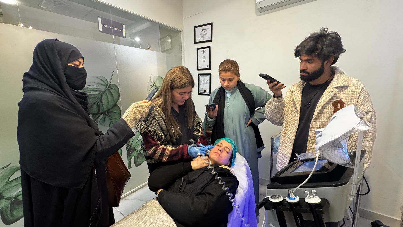 Read more about the article Cosmetology Courses in Lahore | Training at Cosmetology Edge