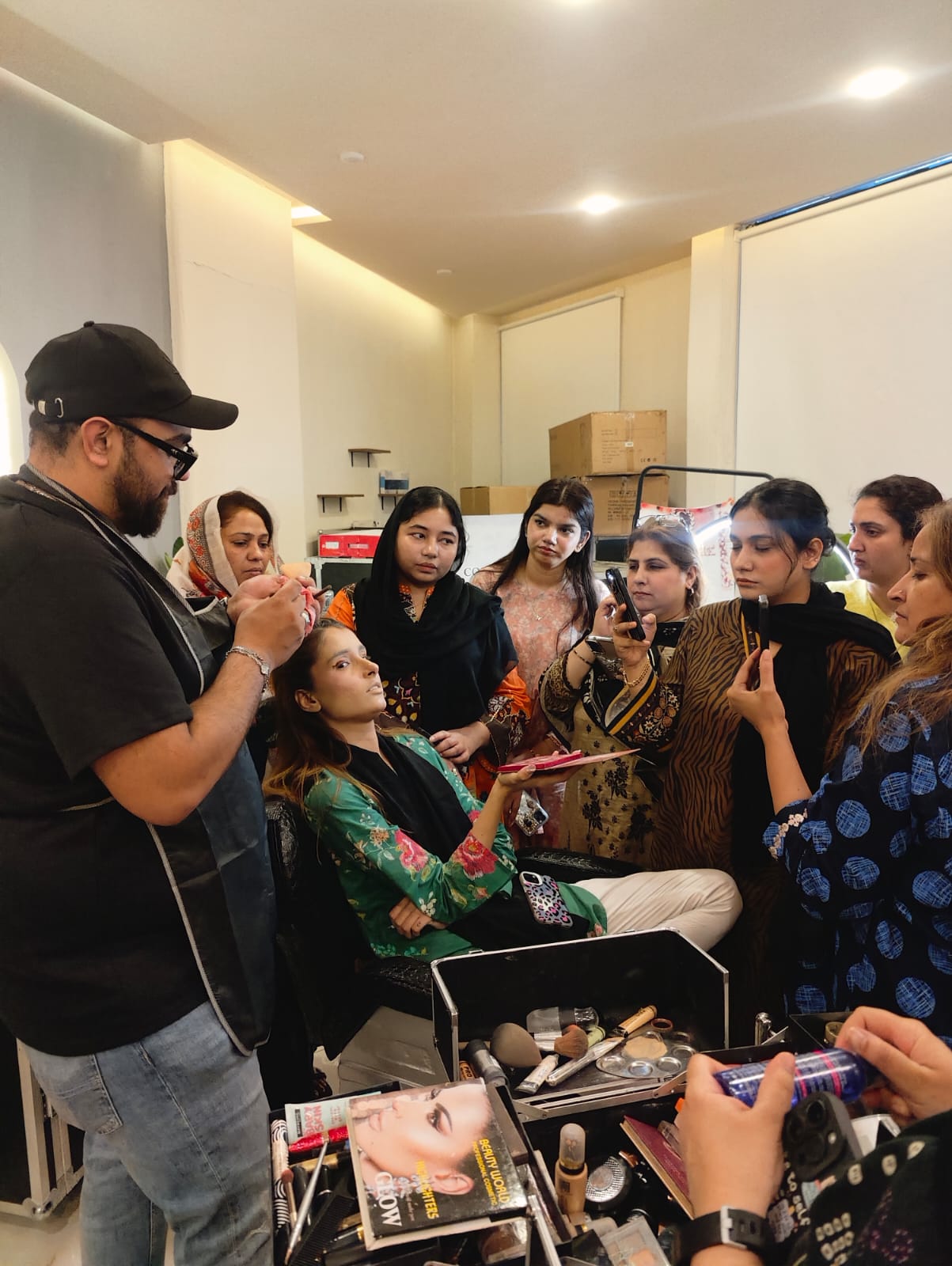 Read more about the article Eyebrow Threading Classes in Johar Town Lahore | Cosmetology Edge