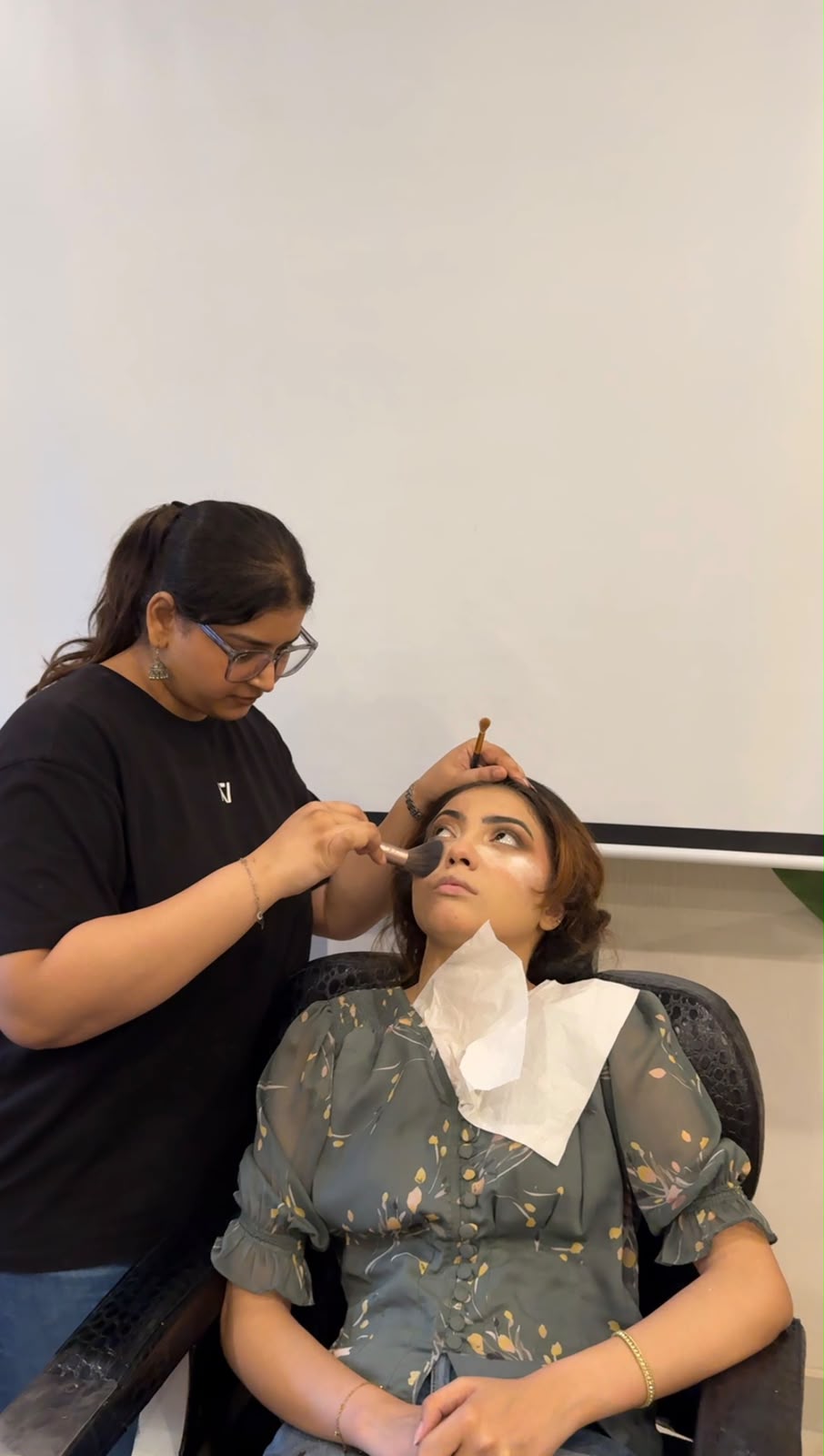 Read more about the article Certified Makeup Artist Course in Johar Town | Cosmetology Edge